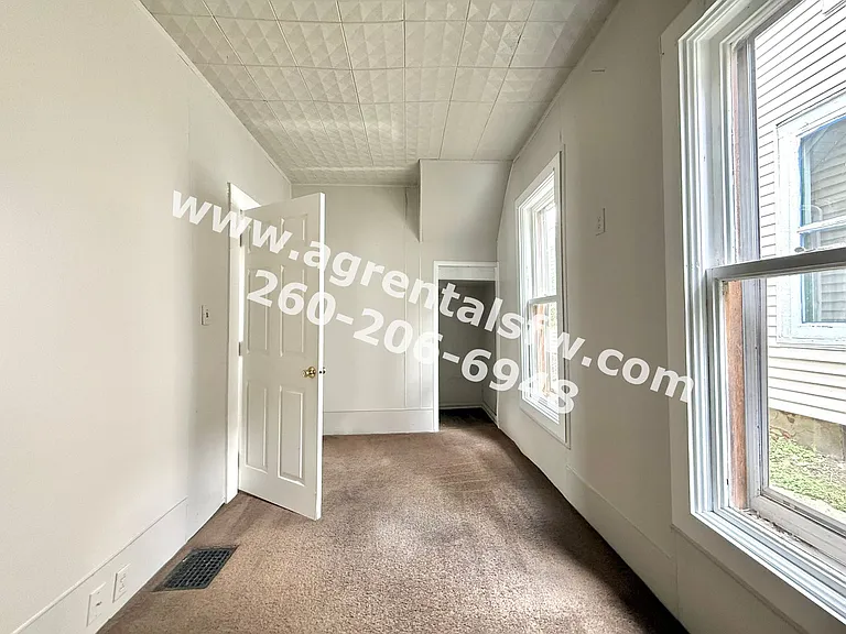 2430 Thompson Ave — Photo 7