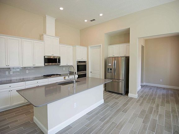 4th image of 2920 Lucena Ln