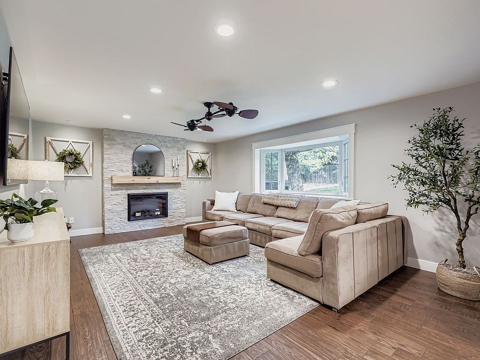 Lovely family room with cozy decor.