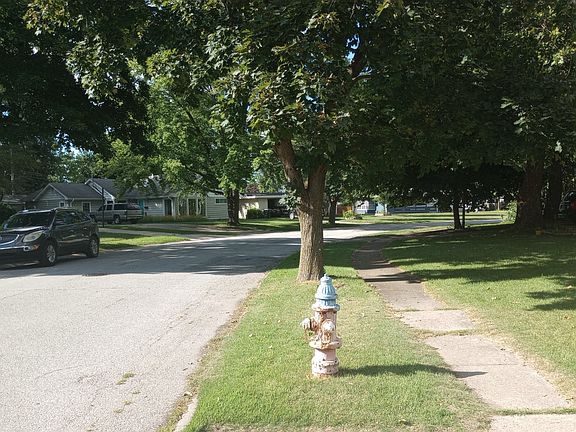 4th image of 3216 Essex Dr