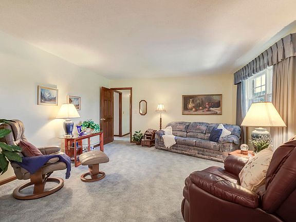 5th image of 302 Calloway Dr