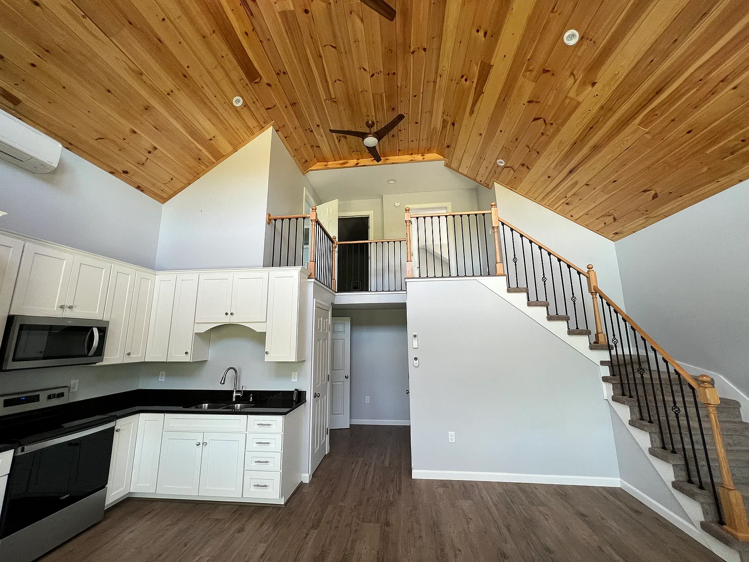 2 bed, 1.5 bath, 900 sqft, $2,750 — Photo 3