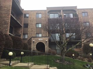 601 W Huntington Commons Rd APT 102, Mount Prospect, IL 60056