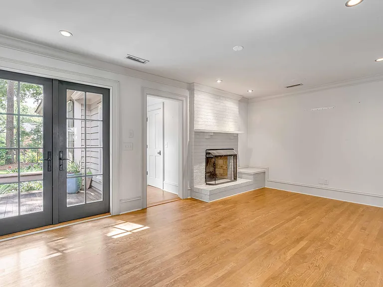 618 Pelzer Dr — Photo 9