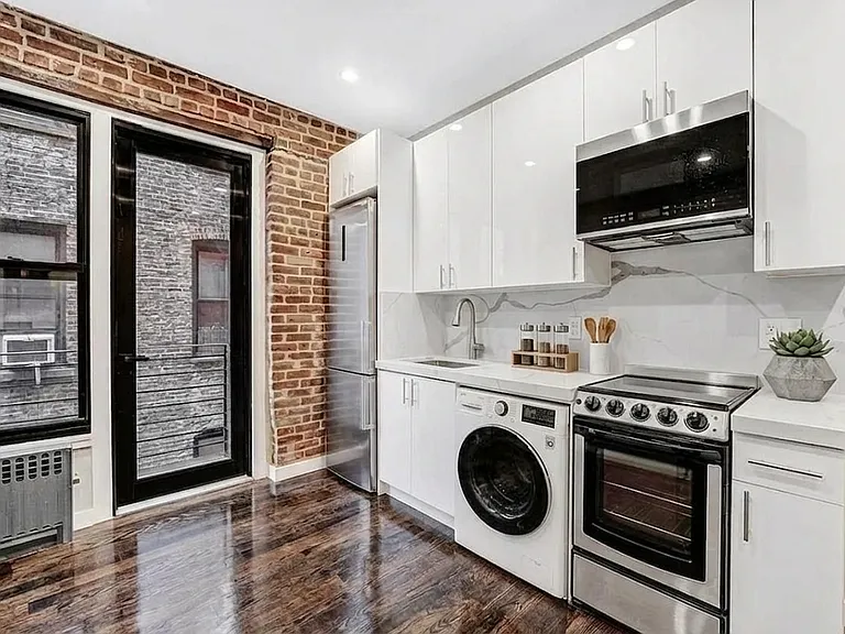 228 8th Ave #11 — Photo 3