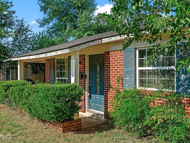 9419 Normandie Dr — Photo 5