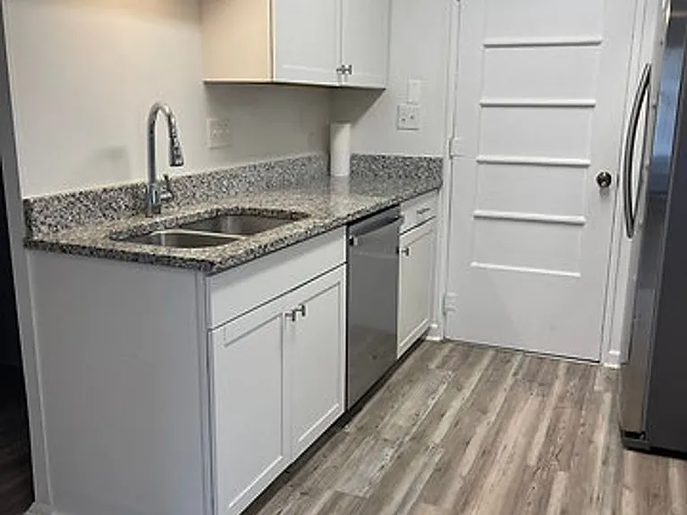 313 N College Ave — Photo 3