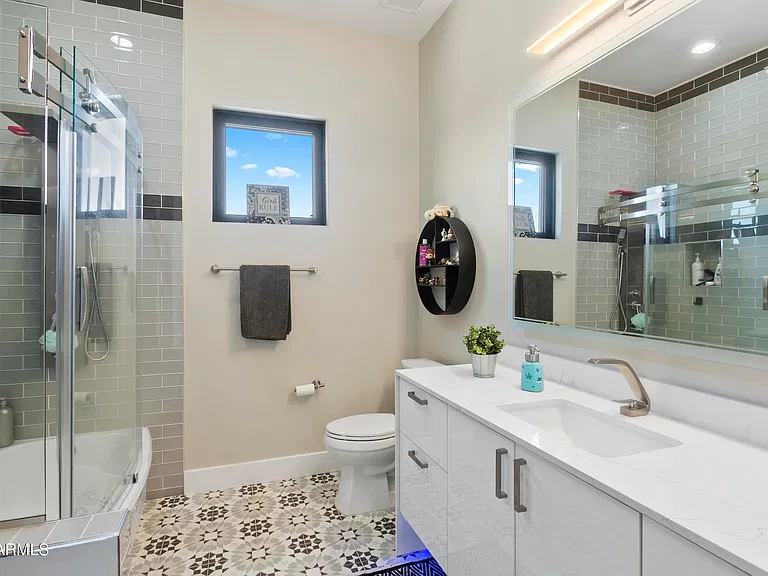 10019 N 57th St — Photo 44