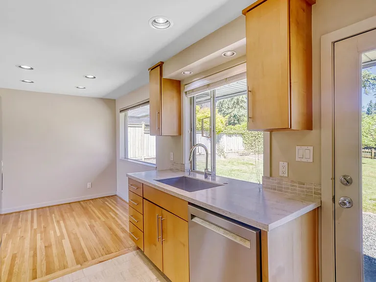 10012 NE 22nd St — Photo 7