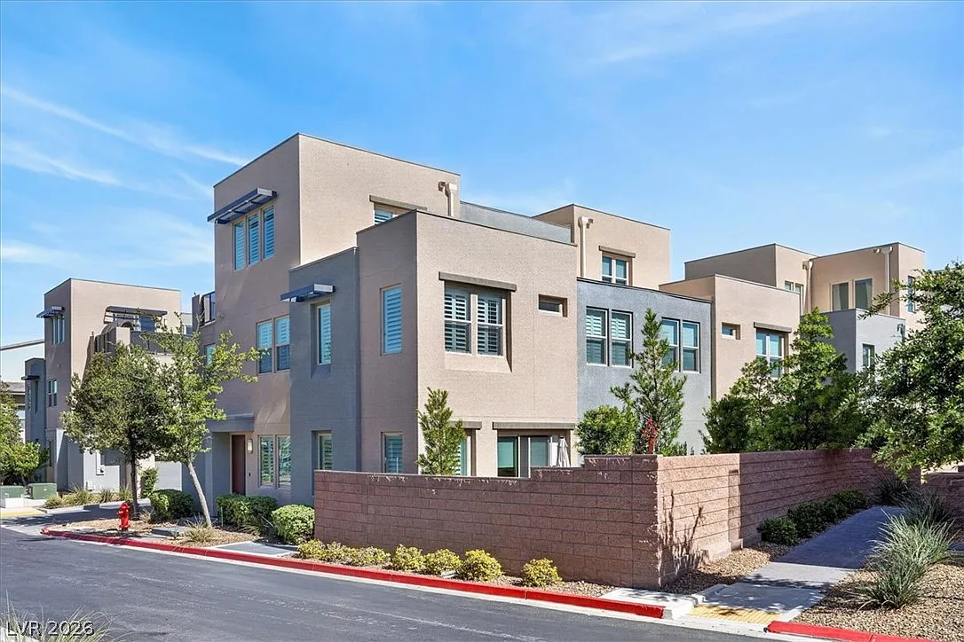 4 bed, 2.5 bath, 2298 sqft, $4,200 — Photo 4