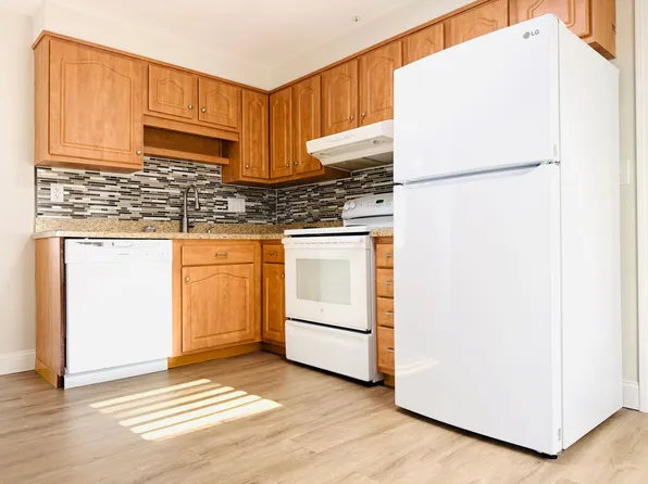 Imperial Apartments, 11 Dart St APT 7, Cranston, RI 02920