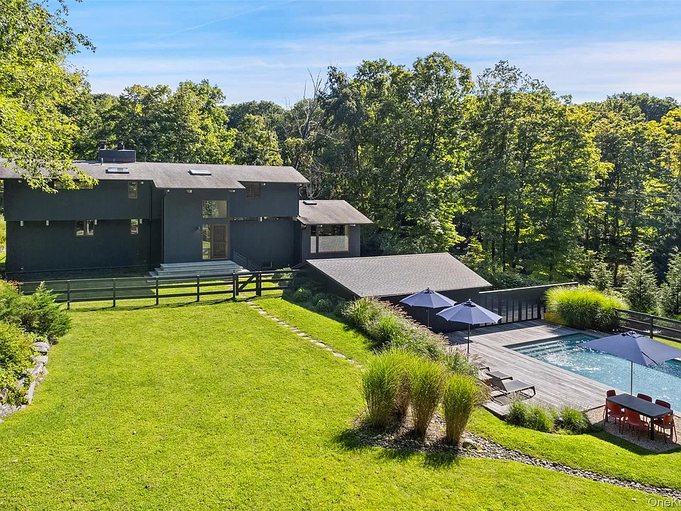 21 Black Spring Rd
