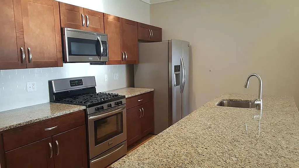 1 bed, 900 sqft, $2,400 — Photo 3