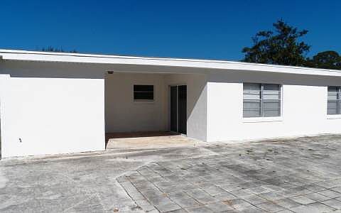 3rd image of 2117 Jackson Heights Dr