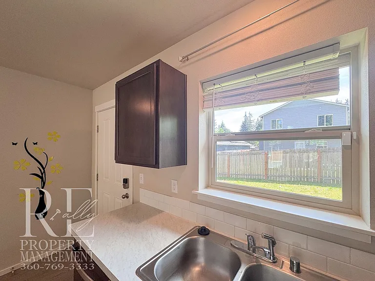 690 SE Olga Cir — Photo 7