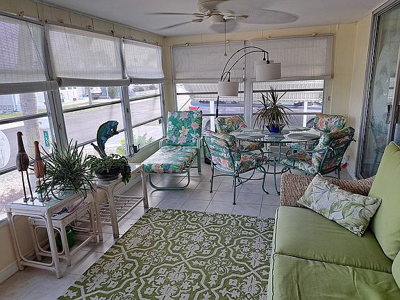 4th image of 385 Sanibel St