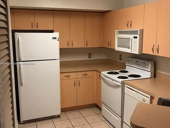 2nd image of 902 Belmont Ln #902