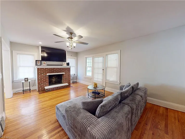 3423 Beechwood Ave — Photo 2