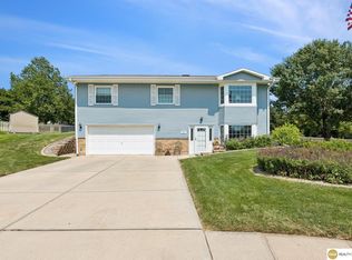 111 Summerset Cir, Papillion, NE 68133