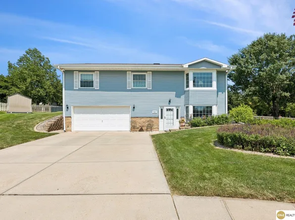 111 Summerset Cir, Papillion, NE 68133