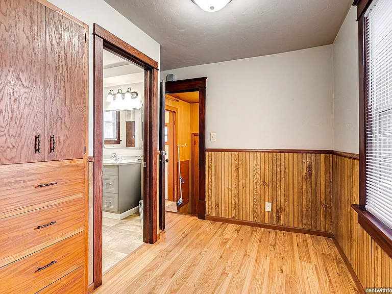 211 Oak St — Photo 13