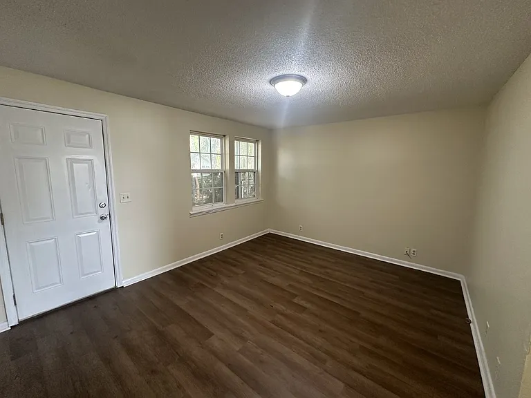 292 Pleasant St — Photo 3