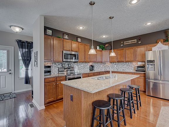3rd image of 838 Foinavon Ln