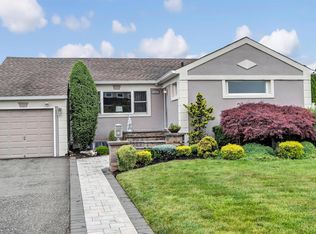 20 Margaret Rd, Massapequa, NY 11758