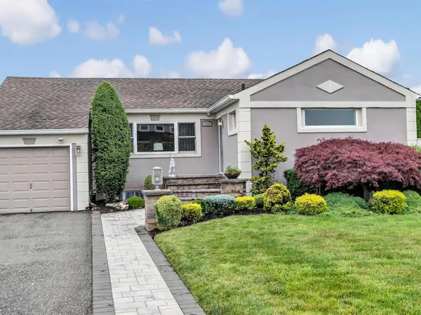 20 Margaret Road, Massapequa, NY 11758