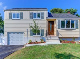 3 Algiers St, Plainview, NY 11803