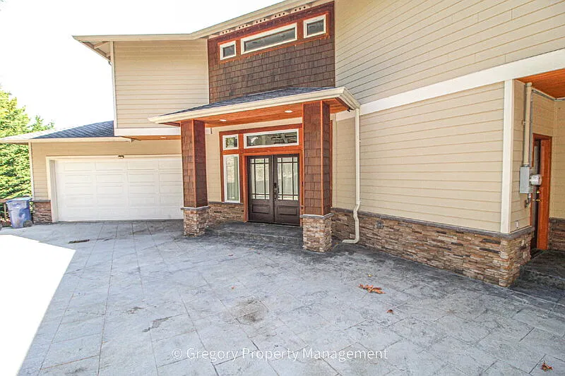 4 bed, 4.0 bath, 4550 sqft, $6,990 — Photo 2