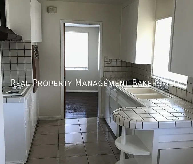 725 Castro Ln — Photo 4