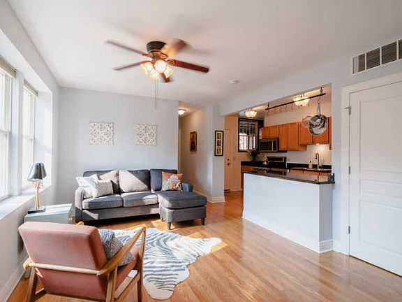 5th image of 2842 W Glenlake Ave #1E