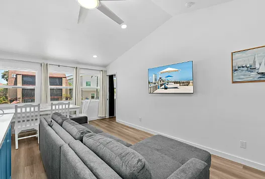 115 E Dolphin St — Photo 4