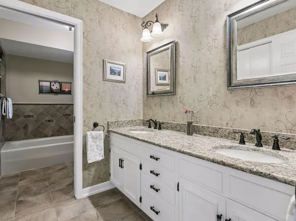 8091 Kentucky Cir, Bloomington, MN 55438