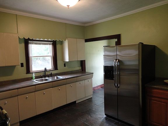 4th image of 215 N Durbon St