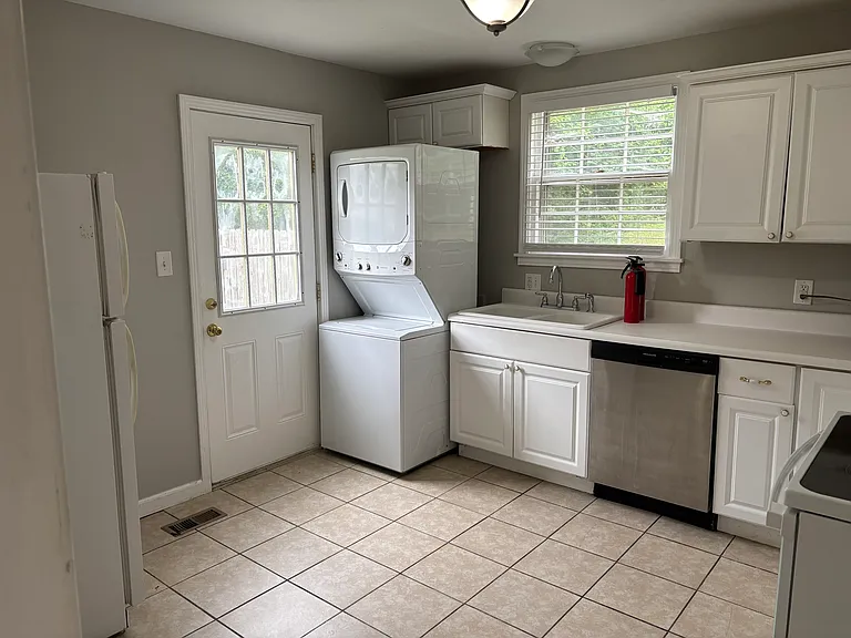 5639 Meadowcrest Ln — Photo 12