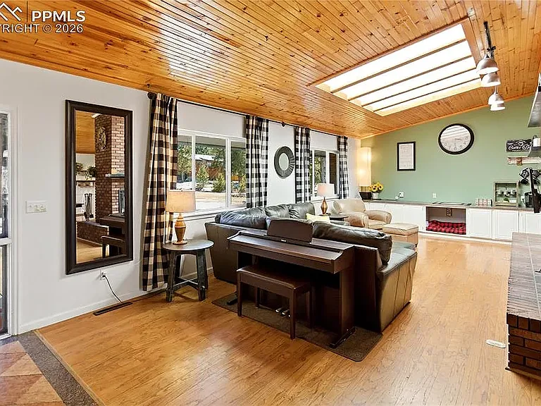 175 Piney Point Ln — Photo 6