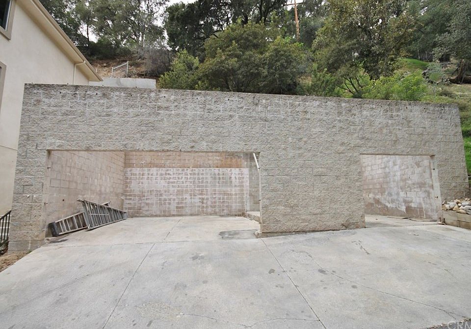 2nd image of 2075 Pasadena Glen Rd