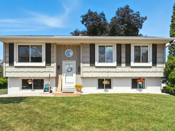 3700 Fir Tree Dr NE, Cedar Rapids, IA 52402