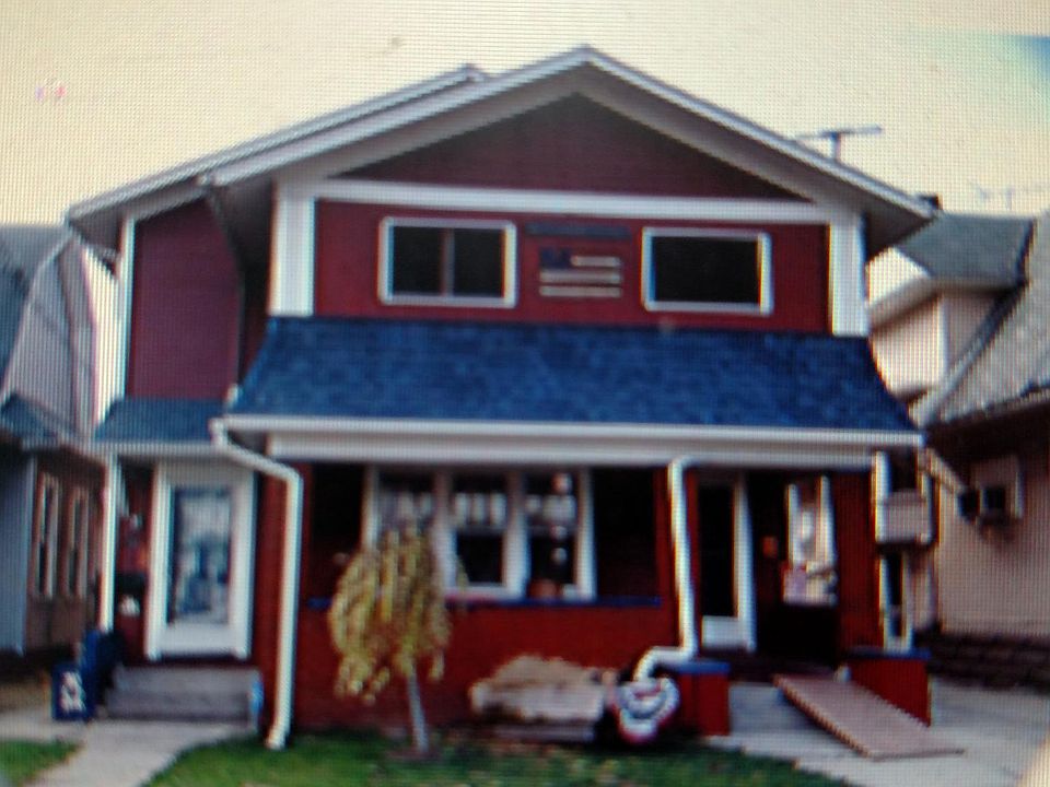 Apartment is in the back. This is front . 