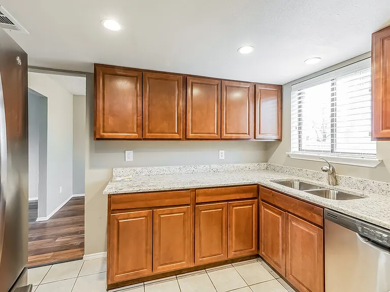 1513 Longshadow Ln — Photo 9