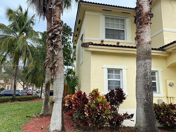 2nd image of 2505 NE 41st Pl #2505