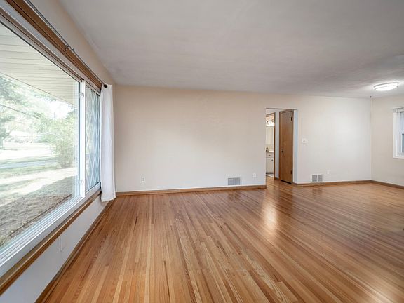 2nd image of 2837 Matilda St
