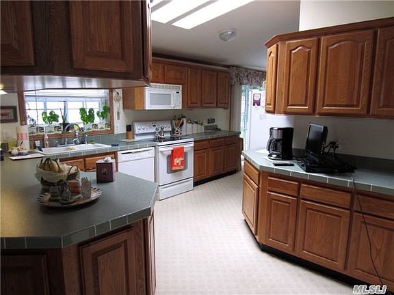 4th image of 638 Fresh Pond Ave Unit 323