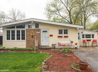 420 Meadowbrook Ln, Wheeling, IL 60090