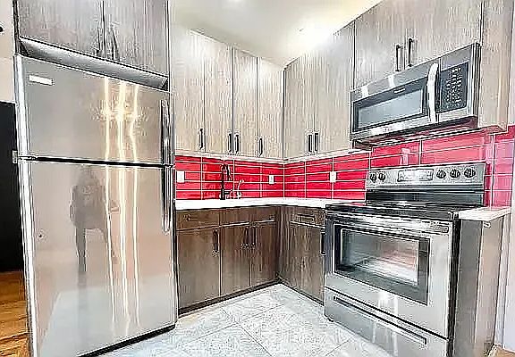 3rd image of 930 De Kalb Ave #505