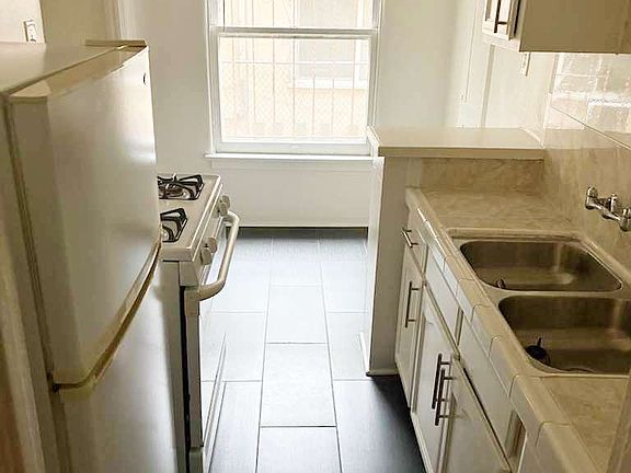 4th image of 1847 N Gramercy Pl #105