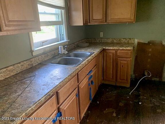 4th image of 419 S Main St