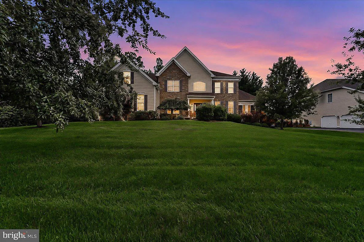 4 bed, 3.5 bath, 5143 sqft, $6,100 — Photo 1